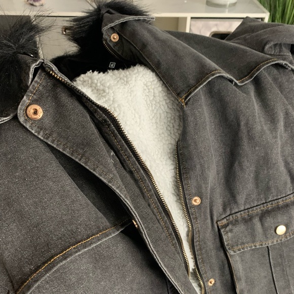 🆕 Charcoal Faux Fur Trim Belted Denim Jacket - Picture 6 of 7